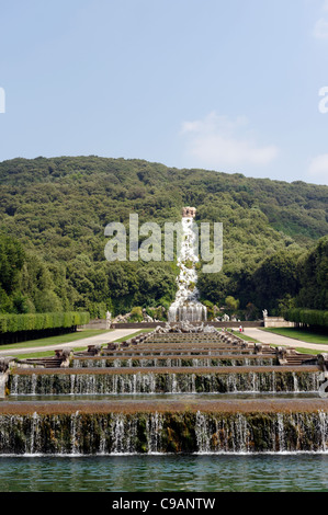 Caserta. Campania. Italien. Blick auf den kleinen Wasserfällen oder gestuften Kaskaden des Brunnens von Venus und Adonis Stockfoto