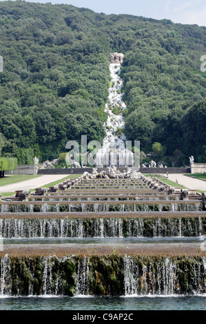 Royal Park. Caserta. Campania. Italien. Blick auf den kleinen Wasserfällen oder gestuften Kaskaden des Brunnens von Venus und Adonis. Stockfoto