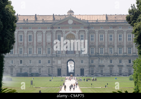 Campania. Italien. Blick auf die rückwärtige Fassade des königlichen Palast oder der Reggia di Caserta. Es ist ein UNESCO-Weltkulturerbe. Stockfoto