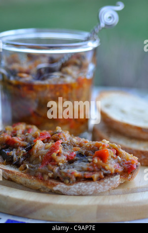 Gebratene Auberginen mit Toast Brot verteilt Stockfoto