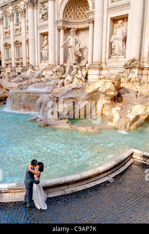 Verheiratetes Paar küssen von Fontana di Trevi Stockfoto