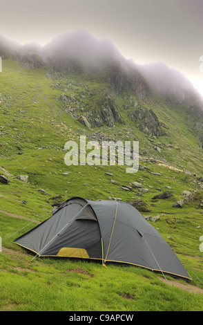 Zelt in einer bergigen Gegend in einem bewölkten Moment. Stockfoto