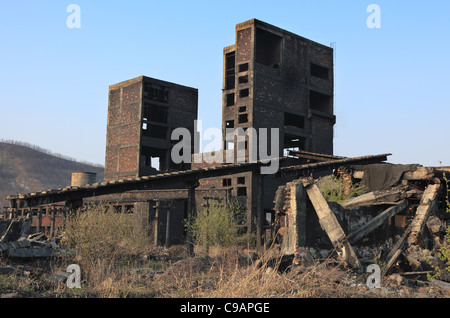 Ruinen eines sehr stark verschmutzten Industrieareals bei Copsa Mica, Rumänien. Stockfoto