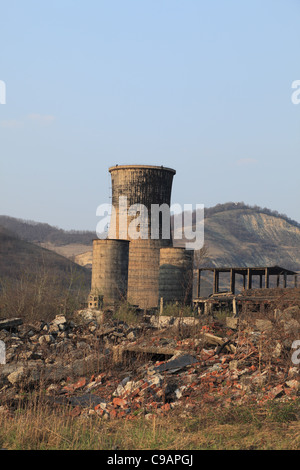 Ruinen eines sehr stark verschmutzten Industrieareals bei Copsa Mica, Rumänien. Stockfoto