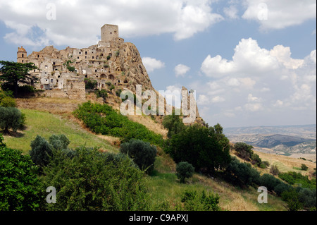 Italien. Basilikata. Craco. Malerische Aussicht auf den mittelalterlichen Hügel ghost Stadt Craco, die von den normannischen Turm dominiert wird. Stockfoto