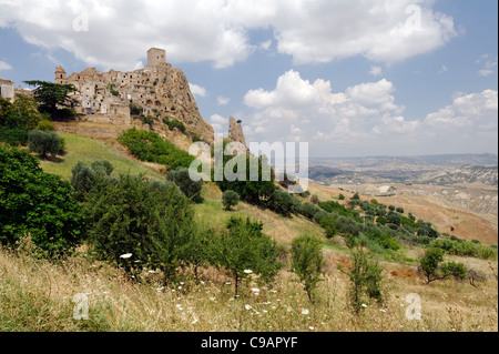 Italien. Basilikata. Craco. Malerische Aussicht auf den mittelalterlichen Hügel ghost Stadt Craco, die von den normannischen Turm dominiert wird. Stockfoto