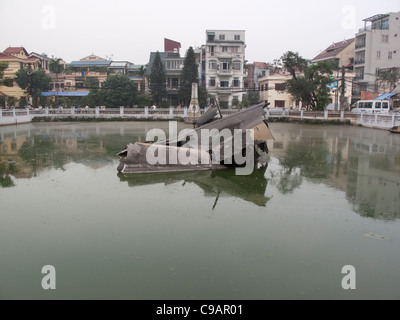 B52-Bomber-Wrack im Huu Tiep See, Hanoi, Vietnam Stockfoto