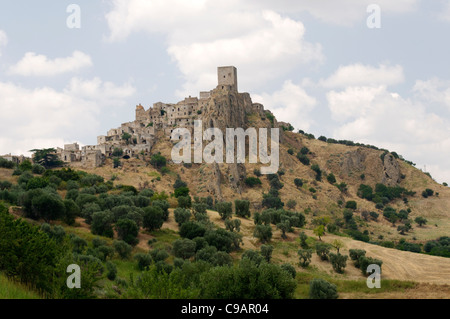 Italien. Basilikata. Craco. Malerische Aussicht auf den mittelalterlichen Hügel ghost Stadt Craco, die von den normannischen Turm dominiert wird. Stockfoto