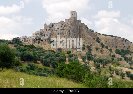 Italien. Basilikata. Craco. Malerische Aussicht auf den mittelalterlichen Hügel ghost Stadt Craco, die von den normannischen Turm dominiert wird. Stockfoto