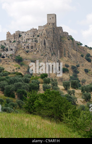 Italien. Basilikata. Craco. Malerische Aussicht auf den mittelalterlichen Hügel ghost Stadt Craco, die von den normannischen Turm dominiert wird. Stockfoto