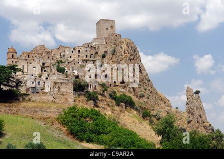 Italien. Basilikata. Craco. Malerische Aussicht auf den mittelalterlichen Hügel ghost Stadt Craco, die von den normannischen Turm dominiert wird. Stockfoto