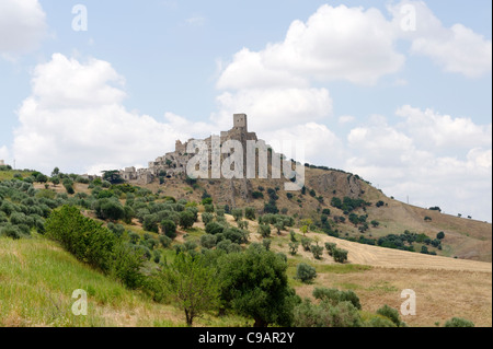 Italien. Basilikata. Craco. Malerische Aussicht auf den mittelalterlichen Hügel ghost Stadt Craco, die von den normannischen Turm dominiert wird. Stockfoto