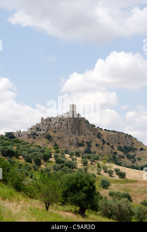 Italien. Basilikata. Craco. Malerische Aussicht auf den mittelalterlichen Hügel ghost Stadt Craco, die von den normannischen Turm dominiert wird. Stockfoto