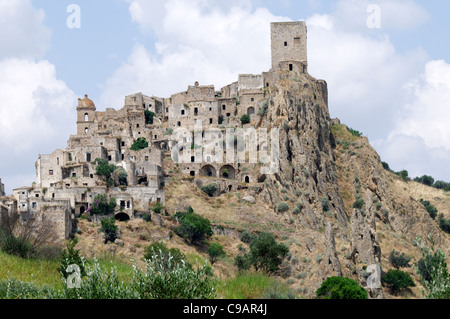 Italien. Basilikata. Craco. Malerische Aussicht auf den mittelalterlichen Hügel ghost Stadt Craco, die von den normannischen Turm dominiert wird. Stockfoto