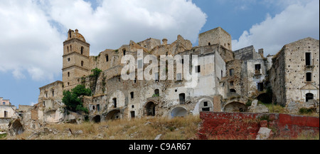 Italien. Basilikata. Craco. Malerische Aussicht auf den mittelalterlichen Hügel ghost Stadt Craco, die von den normannischen Turm dominiert wird. Stockfoto