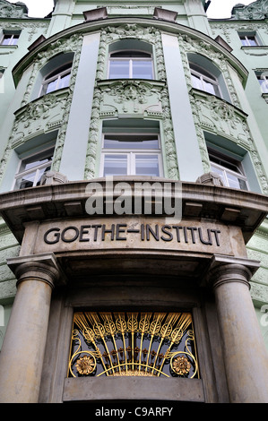 Prag, Tschechische Republik. Goethe-Institut am Masarykovo Nábreží 32. Fassade und Eingang Stockfoto