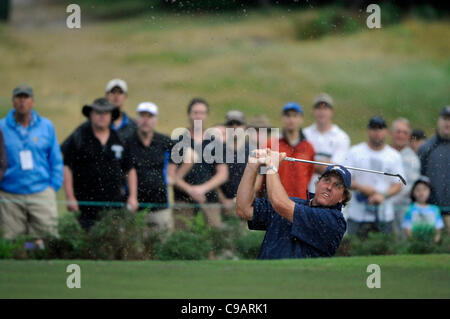 19.11.2011, Melbourne Australien. Phil Mickelson chips aus einem Bunker bei The Presidents Cup. Amerika Vers den Rest der Welt außer Europa im Royal Melbourne Golf Club gespielt. Stockfoto