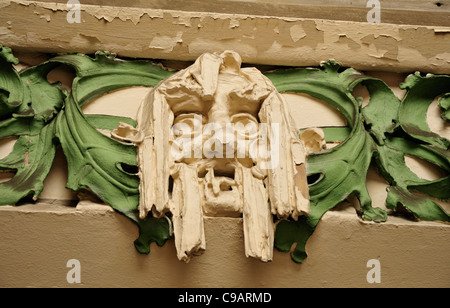 Prag, Tschechische Republik. Detail der Fassade am Masarykovo Nábreží 26. Stockfoto