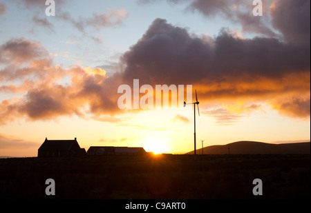 Einer kleinen Windkraftanlage Einschalten ein Haus auf Hoy in Orkney, Schottland, Großbritannien. Orkney ist besonders gut geeignet, um Windenergie, Stockfoto