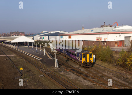 Bolton-Bahnhof betrachtet von Orlando Straße Brücke mit zwei Trainer Klasse 156 'Sprinter' Einheit von Manchester kommend. Stockfoto