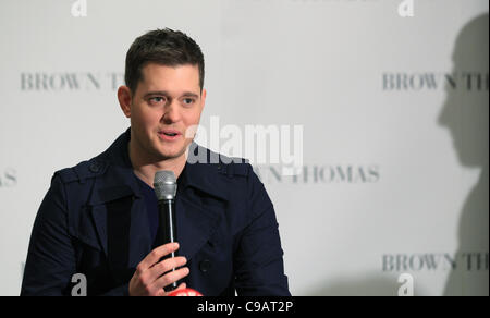 Mehrfach mit Platin ausgezeichneten kanadischen Sänger Michael Bublé spricht zu den Medien in den Thomas Brown-laden in Dublin, Irland am 18. November 2011. Michael Buble ist in Dublin zur Förderung seiner neuen Weihnachtsalbum und Einschalten der Weihnachtsbeleuchtung in der Grafton Street Einkaufsviertel von Dublin. Stockfoto