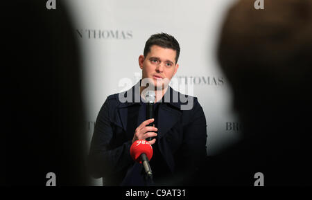 Mehrfach mit Platin ausgezeichneten kanadischen Sänger Michael Bublé spricht zu den Medien in den Thomas Brown-laden in Dublin, Irland am 18. November 2011. Michael Buble ist in Dublin zur Förderung seiner neuen Weihnachtsalbum und Einschalten der Weihnachtsbeleuchtung in der Grafton Street Einkaufsviertel von Dublin. Stockfoto