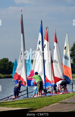 Kinder Segeln auf Fluß Waveney bei Beccles, suffolk Stockfoto