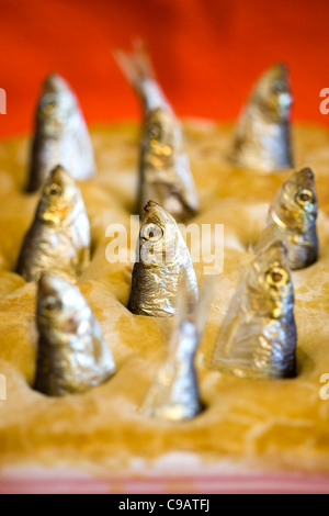 Stargazy Pie - Eine kornische Delikatesse - ein Beispiel für das seltsame oder seltsame Essen, das von Menschen auf der ganzen Welt gegessen wird Stockfoto