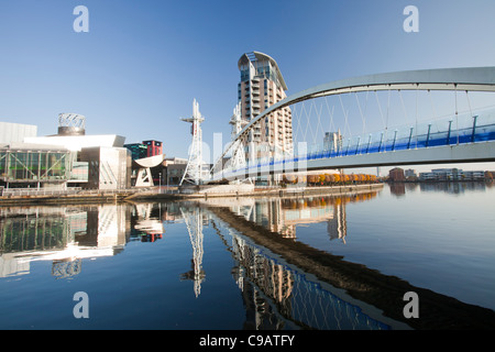 Die Lowry Theatre und Millenium Suspension Bridge in Salford Quays, Manchester, UK. Stockfoto