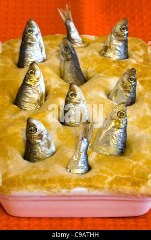 Stargazy Pie - Eine kornische Delikatesse - ein Beispiel für das seltsame oder seltsame Essen, das von Menschen auf der ganzen Welt gegessen wird Stockfoto