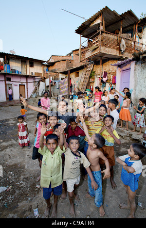 Kinder auf der Straße in Subash Nagar Slumviertel in Mumbai, Indien. Stockfoto