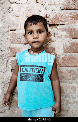 Kleiner Junge auf Straße in Subash Nagar Slumviertel in Mumbai, Indien. Stockfoto