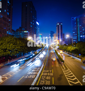 geschäftige Großstadt Nachtverkehr verwischen Bewegung in Guangzhou China Stockfoto