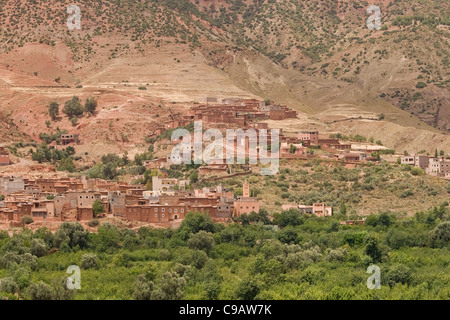 Ein Panoramablick über Berber Häuser in einem Berber-Dorf und ein Berg pass in die hohe Atlasgebirge Marokko Nordafrika Stockfoto