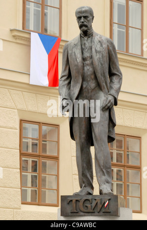 Prag, Tschechische Republik. Statue von T G Masaryk (erster Präsident der Tschechoslowakei) in Hradcanske Namesti / Tschechische Flagge Stockfoto