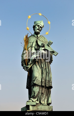 Prag, Tschechische Republik. Statue des Hl. Johannes Nepomuk auf der Karlsbrücke Stockfoto