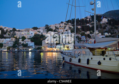 Nacht-Bild von Gialos Hafen, Insel Symi, Griechenland Stockfoto
