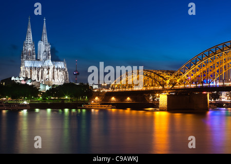 Kölner Dom & Hohenzollernbrücke nach Sonnenuntergang Stockfoto