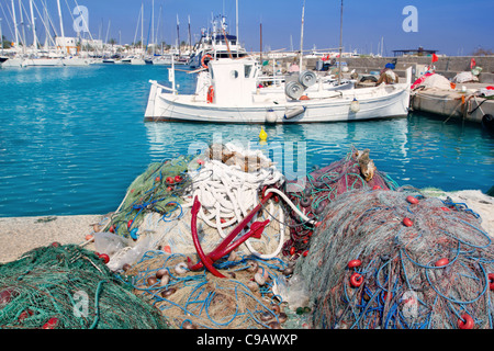 Fischerboote mit Netzen Longlines Boje Tackle im Vordergrund auf Formentera Stockfoto