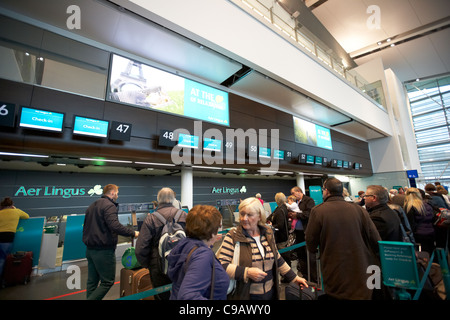 Fluggäste Schlange an der Aer Lingus check-in Schalter terminal 2 Dublin Flughafen Republik Irland Stockfoto