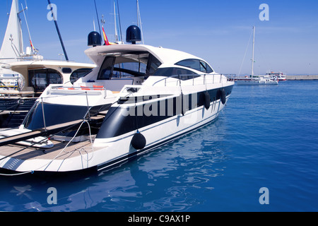 Luxus-Yachten in Formentera Marina in der Nähe von ibiza Stockfoto