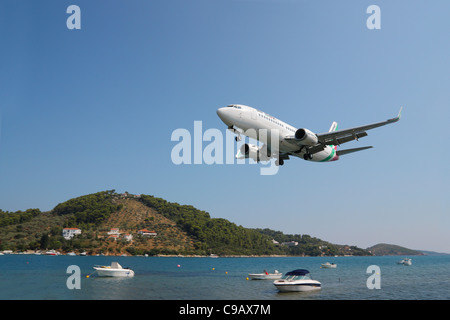 Flugzeug landet auf Skiathos Stadt, Skiathos, Griechenland Stockfoto