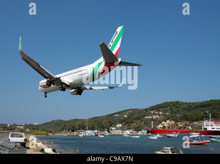 Flugzeug landet auf Skiathos Stadt, Skiathos, Griechenland Stockfoto