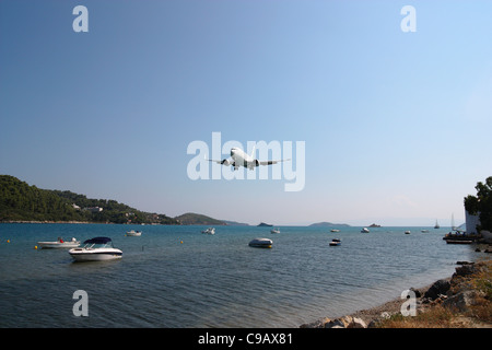 Flugzeug landet auf Skiathos Stadt, Skiathos, Griechenland Stockfoto