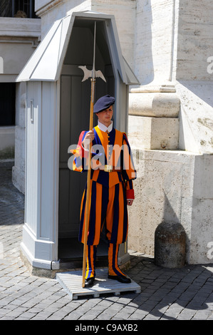 Uniformierte Vatikan Wachen außerhalb Rom Italien Europa Stockfoto