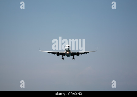 Flugzeug kommt ins Land am Flughafen Skiathos, Griechenland Stockfoto