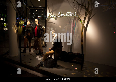 Weihnachten Dekoration in einem fashion shop Fenster, London, England, UK. Stockfoto