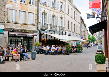 Beaune befindet sich im Herzen der Weinstraße (auch bekannt als Burgund "Champs Elysées"), neben zahlreichen Dörfern. Frankreich Stockfoto