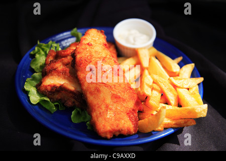 Beer battered Fish &amp; Chips, Schuss mit einer geringen Schärfentiefe Stockfoto