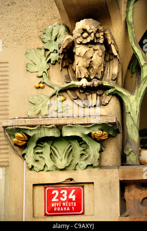 Prag, Tschechische Republik. Detail der Fassade am Masarykovo Nábreží 26. Stockfoto